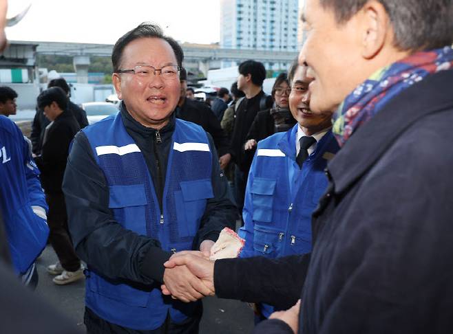 더불어민주당 대구시장 후보로 확정된 김부겸 전 총리가 8일 오전 대구 북구 매천동 농수산물도매시장을 찾아 관계자들과 인사하고 있다.(사진=연합뉴스)