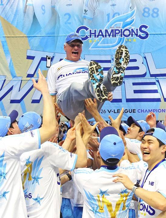 선수들에게 헹가레를 받는 헤난 달 조토 대한항공 감독. 사진=연합뉴스