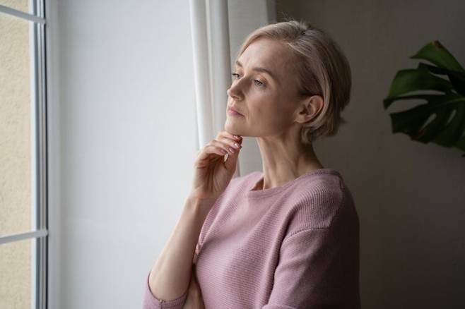 창밖을 바라보는 평온한 순간에도 몸의 변화는 먼저 쌓일 수 있다. 복부 비만과 혈압 상승, 이유 없는 우울감은 파킨슨병 발병 이전 단계에서 나타나는 신호일 수 있다. 사진=게티이미지뱅크