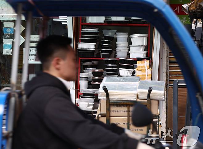 서울 시내의 플라스틱 포장재 업체에 플라스틱 포장 용기가 진열돼 있다. 2026.4.7 ⓒ 뉴스1 김민지 기자