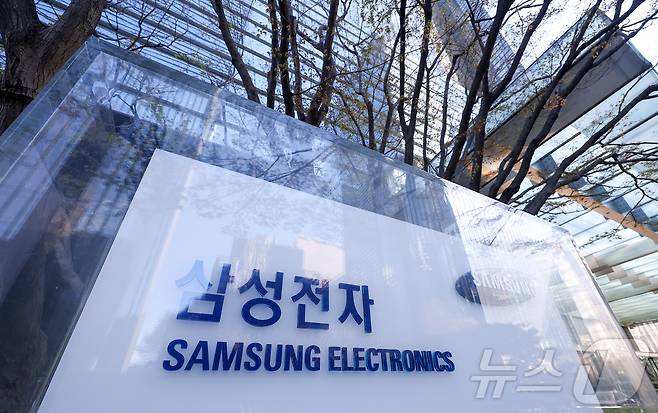 삼성전자가 올해 1분기 잠정 실적으로 매출액 133조원, 영업이익 57조 2000억원을 기록했다고 7일 밝혔다. 매출은 전년동기 대비 68.06%, 전분기 대비 41.73% 증가했다. 영업이익은 전년동기 대비 755.01%, 전분기 대비 185% 증가했다. 사진은 이날 오전 서울 서초구 삼성전자 사옥. 2026.4.7 ⓒ 뉴스1 김성진 기자