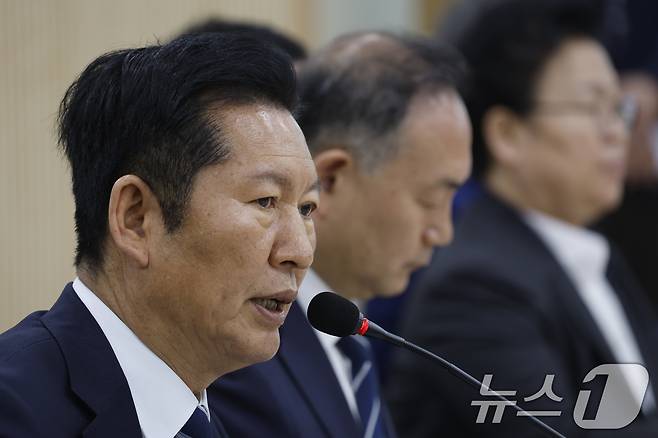 정청래 더불어민주당 대표가 10일 전남 담양농협 본점에서 열린 민주당 현장최고위원회의에서 모두발언하고 있다. 2026.4.10 ⓒ 뉴스1 김태성 기자