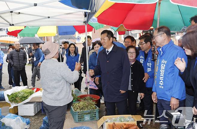 정청래 더불어민주당 대표가 10일 전남 담양 창평전통시장을 방문해 상인들과 인사를 나누고 있다. 2026.4.10 ⓒ 뉴스1 김태성 기자