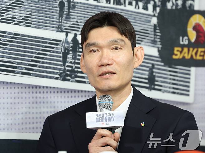 DB 김주성 감독이 10일 서울 강남구 KBL센터에서 열린 '2025-2026 LG전자 프로농구 플레이오프 미디어데이'에서 포부를 밝히고 있다. 2026.4.10 ⓒ 뉴스1 황기선 기자