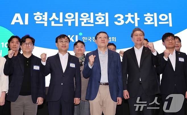 10일 서울 강남구 역삼동 GS타워에서 열린 AI 혁신위원회 3차 회의에서 허태수 AI 혁신위원회 위원장, 송상훈 국가AI전략위원회 지원단장을 비롯한 참석자들이 기념 촬영을 하고 있다. 2026.4.10 ⓒ 뉴스1 박지혜 기자