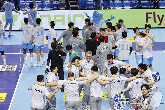 대한항공 점보스 선수들이 10일 오후 인천 계양체육관에서 열린 프로배구 2025-2026 V-리그 남자부 챔피언 결정전 5차전 현대캐피탈 스카이워커스와의 경기에서 승리 후 우승을 확정짓고 환호하고 있다. 2026.4.10 ⓒ 뉴스1 안은나 기자