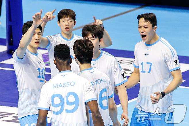 10일 오후 인천 계양체육관에서 열린 프로배구 2025-2026 V-리그 남자부 챔피언 결정전 5차전 대한항공 점보스와 현대캐피탈 스카이워커스의 경기, 대한항공 선수들이 득점 후 환호하고 있다. 2026.4.10 ⓒ 뉴스1 안은나 기자
