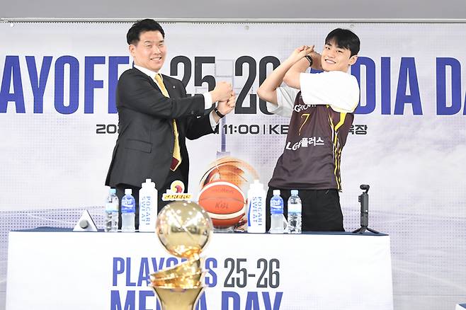 LG 조상현 감독(왼쪽)과 유기상이 10일 KBL센터에서 열린 2025~2026 LG전자 프로농구 플레이오프 미디어데이에서 세리머니를 하고 있다. 사진 | KBL