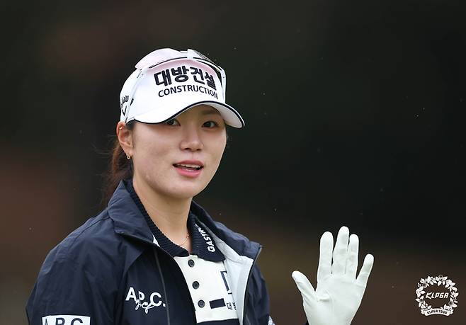 김민선7이 KLPGA 투어 iM금융오픈 경기에 나서며 팬들을 향해 손인사를 하고 있다. 사진 | KLPGA