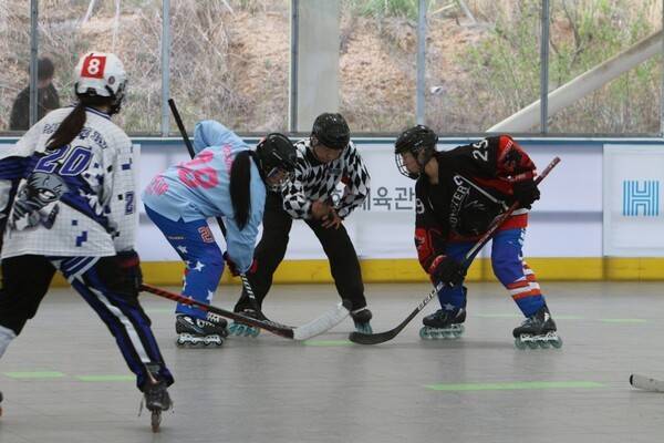 4월 16일부터 4월 21일까지 2026 남원 코리아 오픈 국제 롤러경기대회가 남원종합스포츠타운 실내인라인경기장과 인라인하키전용경기장 그리고 종합스포츠타운실내체육관 등에서 개최된다.(2025 남원 코리아 오픈 인라인하키 경기 장면). /사진=대한롤러스포츠연맹