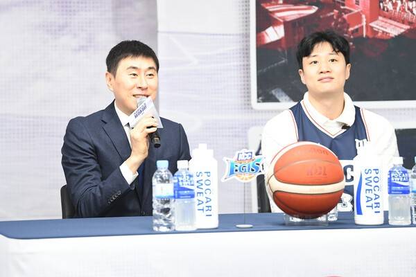부산 KCC 이상민 감독과 허웅. /사진=KBL
