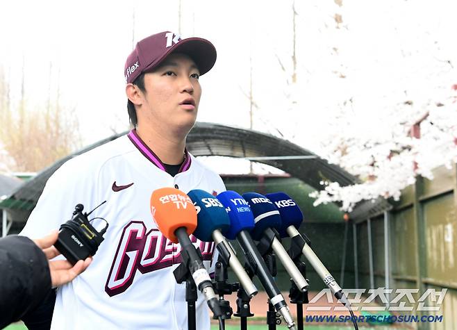 9일 고양히어로즈파크에서 열릴 예정이던 고양과 한화의 퓨쳐스리그 경기가 우천으로 취소됐다. 이날 경기 선발 등판 예정이던 안우진이 불펜피칭을 소화했다. 취재진과 인터뷰를 하는 안우진의 모습. 고양=허상욱 기자wook@sportschosun.com/2026.04.09/