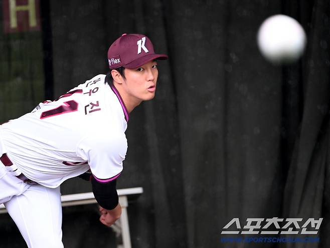 9일 고양히어로즈파크에서 열릴 예정이던 고양과 한화의 퓨쳐스리그 경기가 우천으로 취소됐다. 이날 경기 선발 등판 예정이던 안우진이 불펜피칭을 소화했다. 불펜에서 힘차게 공을 던지는 안우진의 모습. 고양=허상욱 기자wook@sportschosun.com/2026.04.09/