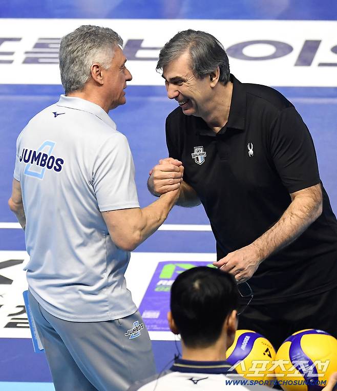 10일 인천 계양체육관에서 열린 배구 V리그 남자부 챔피언결정전 5차전 현대캐피탈과 대한항공의 경기. 인사를 나누고 있는 대한항공 헤난 감독-현대캐피탈 블랑 감독. 인천=송정헌 기자songs@sportschosun.com/2026.04.10/