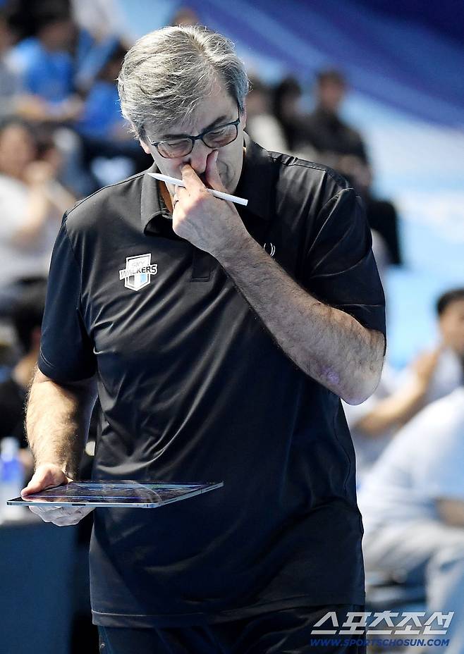 10일 인천 계양체육관에서 열린 배구 V리그 남자부 챔피언결정전 5차전 현대캐피탈과 대한항공의 경기. 생각에 잠긴 현대캐피탈 블랑 감독. 인천=송정헌 기자songs@sportschosun.com/2026.04.10/