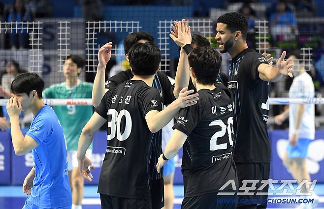 10일 인천 계양체육관에서 열린 배구 V리그 남자부 챔피언결정전 5차전 현대캐피탈과 대한항공의 경기. 득점에 기뻐하는 현대캐피탈 선수들. 인천=송정헌 기자songs@sportschosun.com/2026.04.10/