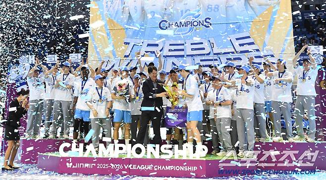 10일 인천 계양체육관에서 열린 배구 V리그 남자부 챔피언결정전 5차전. 대한항공이 현대캐피탈에 승리하며 통합우승을 달성했다. 우승트로피와 함께 우승의 기쁨을 나누고 있는 대한항공 선수들. 인천=송정헌 기자songs@sportschosun.com/2026.04.10/