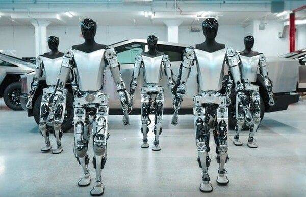 테슬라 공장에 배치된 옵티머스 로봇들. 테슬라