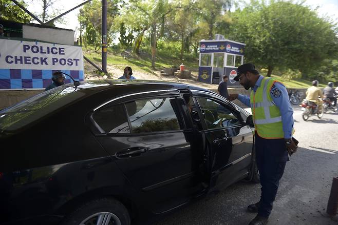 미국과 이란의 협상을 앞두고 회담이 열리는 파키스탄에서 보안 조치가 강화됐다. 사진은 9일 파키스탄 검문소에서 차량을 확인하는 모습./EPA연합뉴스