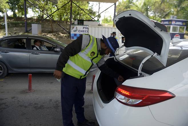미국과 이란의 협상을 앞두고 회담 장소인 파키스탄 이슬라마바드에서 경비가 강화됐다. 사진은 9일 파키스탄 경찰의 단속 모습./ EPA 연합뉴스