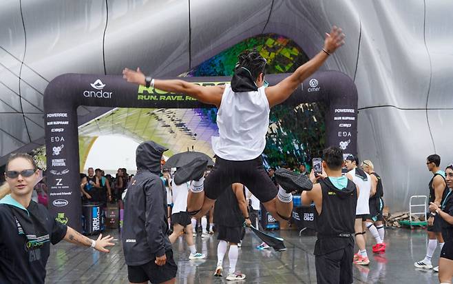 지난해 9월 인천 영종도 파라다이스시티에서 열린 ‘런 드롭 투 파라다이스’에서 투숙객들이 러닝 프로그램에 참여하고 있다. 파라다이스시티 제공