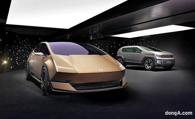 (왼쪽부터)현대 모터스튜디오 베이징에 전시된 비너스 콘셉트와 어스 콘셉트. 현대차 제공