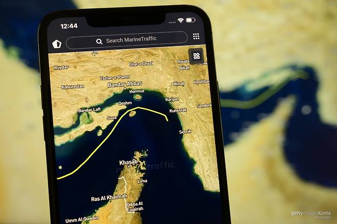 호르무즈 해협을 통과하는 선박 항로 모습. 해당 해협은 전 세계 원유 수송의 핵심 경로로 꼽힌다. Getty Images