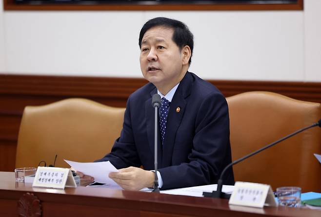 구윤철 부총리 겸 재정경제부 장관이 10일 서울 종로구 정부서울청사에서 열린 비상경제본부회의 겸 경제관계장관회의에서 모두발언을 하고 있다. 2026.04.10 뉴시스