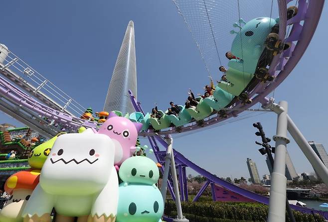 메이플스토리 캐릭터와 신규 어트랙션 '스톤익스프레스'