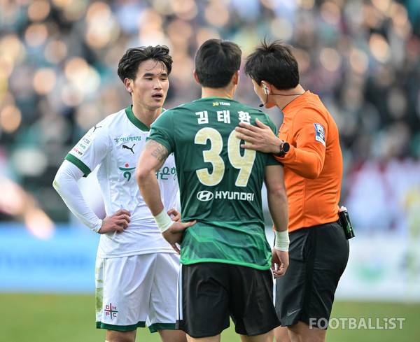 박진성(왼쪽, 대전하나), 김태환(가운데, 전북현대), 정동식 심판(오른쪽). 서형권 기자