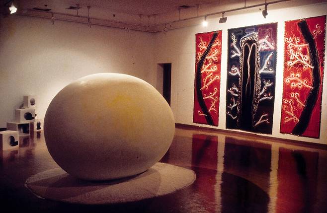 김미경의 ‘알’, 1994, 석고·스티로폼·안료, 230×140×85㎝. 1994년 서울 공평아트센터에서 ‘뿌리찾기’라는 제목으로 여성의 시각에서 해석한 ‘한국성’을 표현한 것이다. 현실문화연구 제공