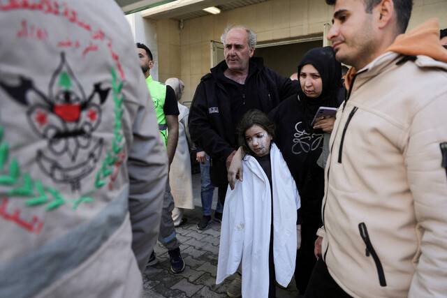 9일 레바논 베이루트의 라피크 하리리 대학병원에서 레바논 소녀 카디자가 망연자실한 표정으로 아버지의 장례식을 기다리고 있다. 그의 아버지인 엘셀룸은 전날 이스라엘군의 무차별 공습에 숨졌다. 카디자의 양뺨과 눈 주변에도 이날 입은 상처가 보인다. 로이터 연합뉴스