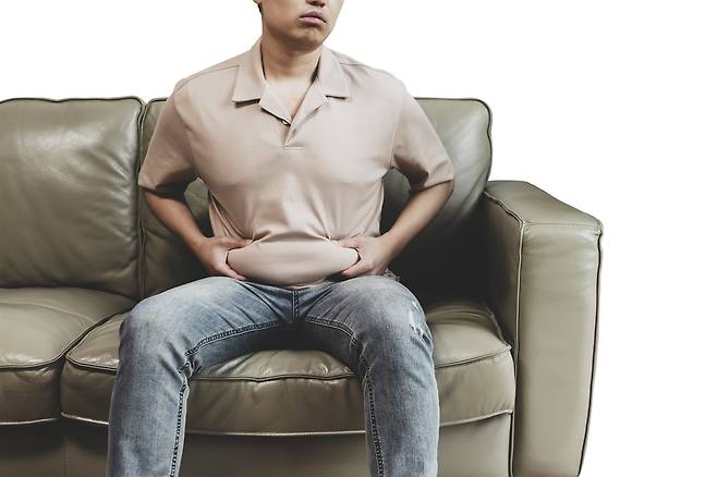중년에 접어들면서 팔다리는 가늘어지고 배만 불룩하게 나오는 ‘올챙이 배’ 체형이 나타날 수 있다./사진=클립아트코리아
