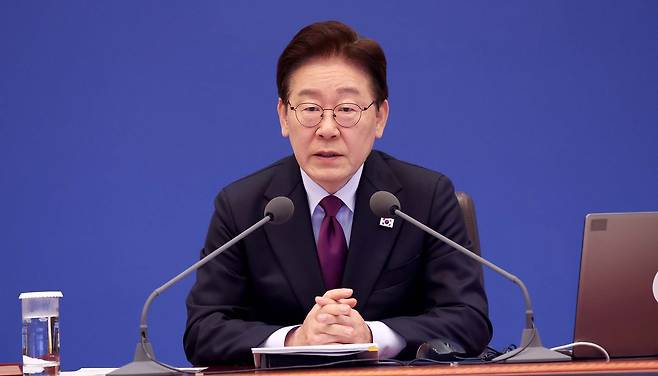 이재명 대통령이 9일 청와대에서 열린 수석보좌관회의에서 발언하고 있다. 청와대사진기자단