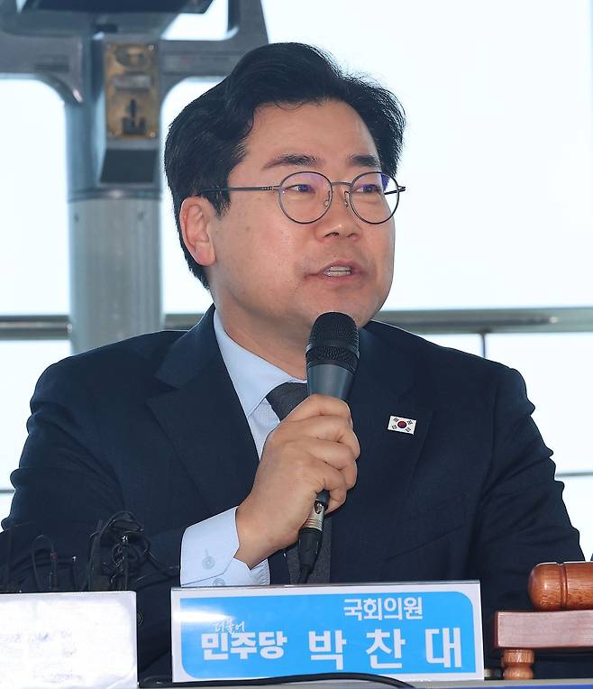 인천시장 선거에 출마한 박찬대 더불어민주당 의원이 9일 중앙일보 '황현희의 불편한 여의도'에 출연한다. 사진은 지난달 11일 인천 강화군 강화평화전망대에서 열린 인천 현장 최고위원회의에서 발언하고 있는 박 의원. 연합뉴스