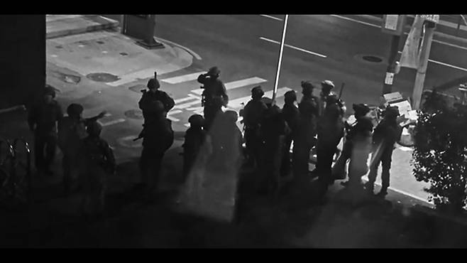 12·3 비상계엄 사태를 다룬 다큐멘터리 '란 12.3'의 한 장면. 사진 NEW