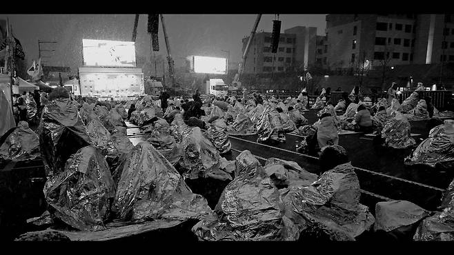 12·3 비상계엄 사태를 다룬 다큐멘터리 '란 12.3'의 한 장면. 사진 NEW