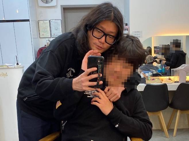고 김창민 영화감독이 아들(21)과 함께 촬영한 사진. 김 감독은 자폐 성향이 있는 아들을 십수년 간 홀로 키웠다. 사건 현장에 있었던 아들 김군은 정신건강의학과 치료를 받으며 조부모와 함께 지내고 있다. 사진 유족