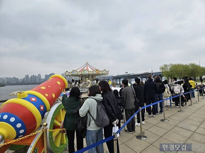 10일 오후 2시경 서울 영등포구 여의도한강공원에서 열린 '서울 스프링페스티벌'의 체험형 콘텐츠인 한강 회전목마를 시민들이 타기 위해 대기줄을 서고 있다. /사진=박수빈 기자