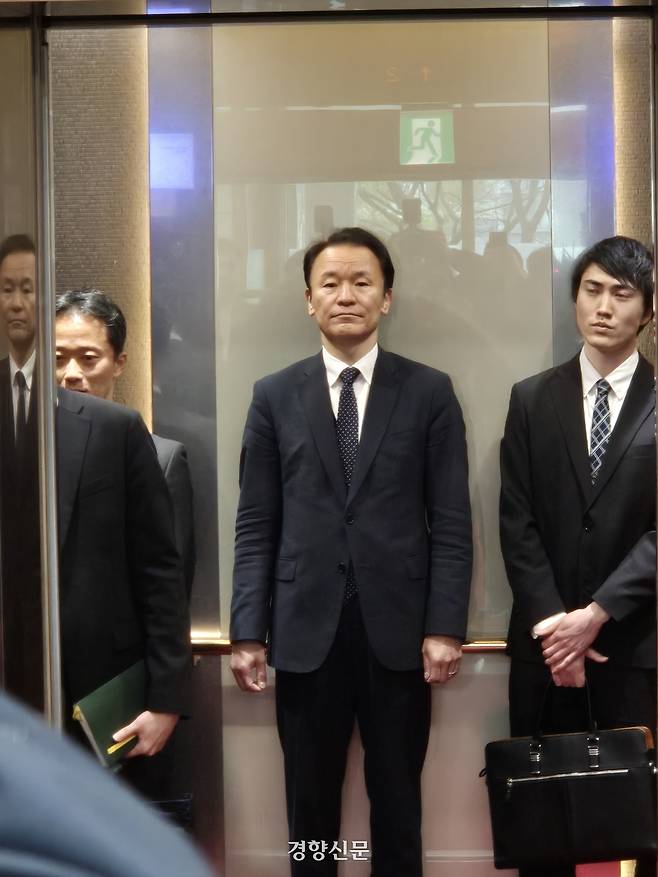 마쓰오 히로타카 주한 일본대사관 총괄공사가 10일 서울 외교부 청사에서 엘리베이터에 탑승하고 있다. 정희완 기자