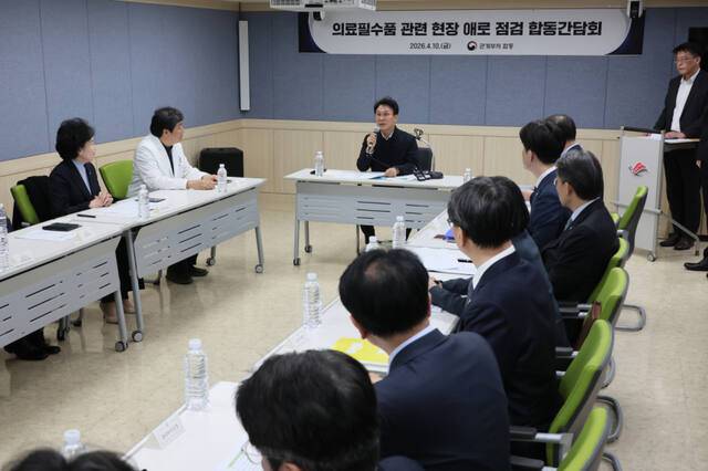 김민석 국무총리가 10일 서울 영등포구 한강성심병원에서 열린 의료필수품 관련 현장 애로 점검 합동간담회에서 발언하고 있다. 연합뉴스