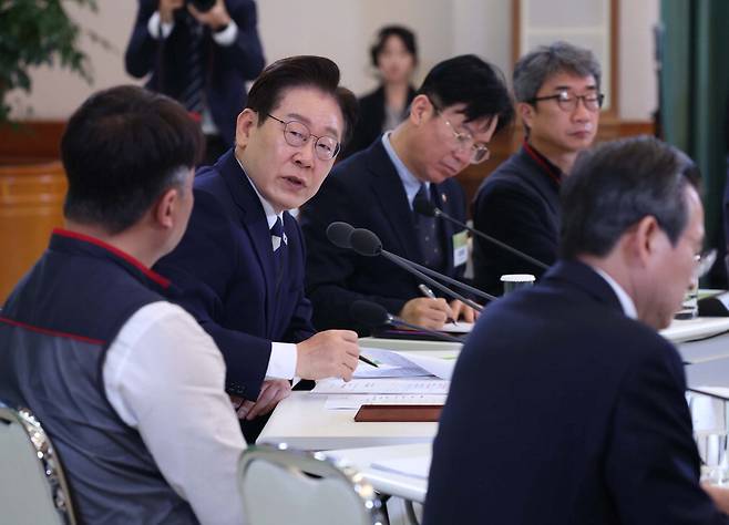이재명 대통령이 10일 청와대에서 열린 전국민주노동조합총연맹 초청 간담회에서 발언하고 있다. 이 대통령은 민주노총에 사회적 대화 기구 복귀를 요청했다. 김호영 기자
