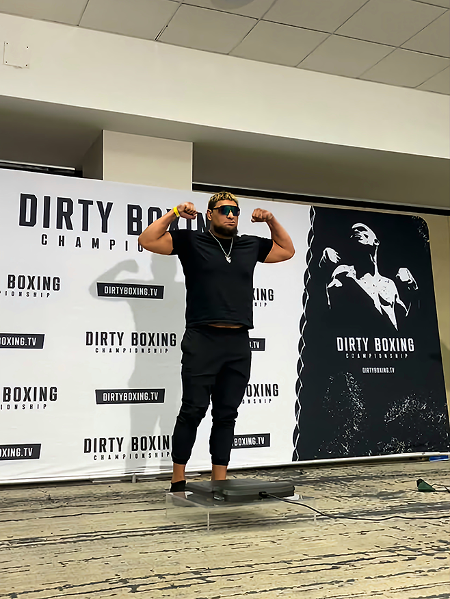 스티브 거롤러가 2026년 4월 DBX 6 헤비급 계체를 통과하고 있다. ▲Rage in the Ring 무에타이 ▲Rise of the Prospects 종합격투기 등 미국 2개 단체 및 2개 종목 챔피언을 지냈다. 사진=Dirty Boxing Championship