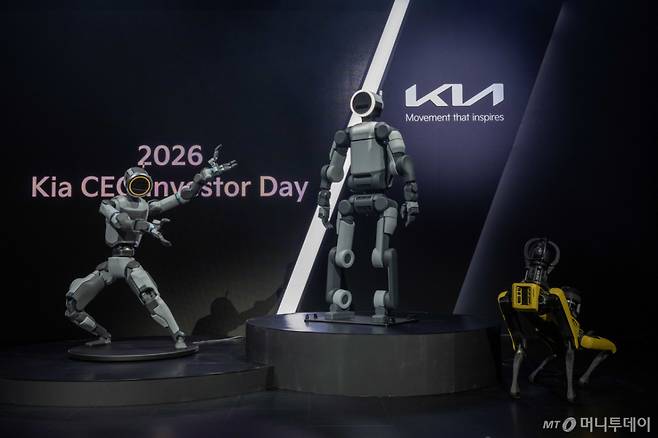 지난 9일 서울 중구 신라호텔에서 열린 2026 기아 인베스터 데이에 보스턴다이나믹스 차세대 휴머노이드 아틀라스와 4족 보행 로봇 스팟이 놓여있다. /사진제공=기아