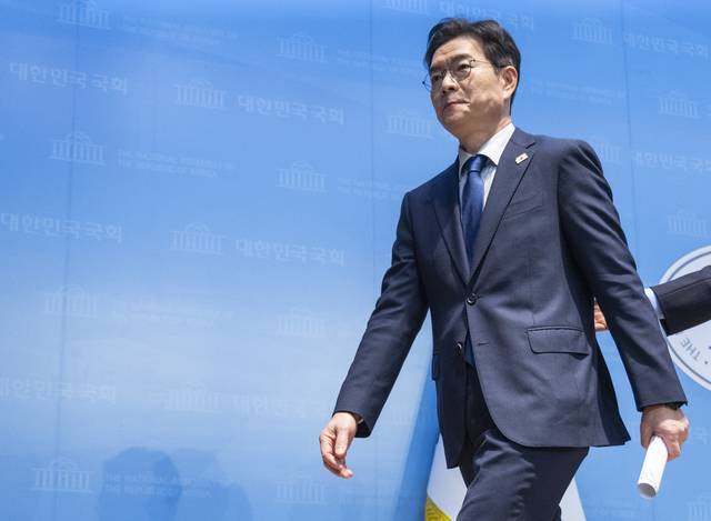 더불어민주당 서울시장 후보로 확정된 정원오 전 서울 성동구청장이 10일 국회 소통관에서 기자 회견을 마친 뒤 이동하고 있다. 연합뉴스