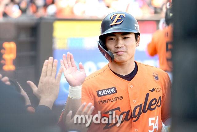 2026년 3월 28일 오후 대전 한화생명볼파크에서 열린 ‘2026 신한 SOL KBO리그' 개막전 키움 히어로즈와 한화 이글스의 경기. 한화 3루 주자 오재원이 3회말 1사 1.3루서 문현빈의 2루수 땅볼 때 홈을 밟은 뒤 동료들의 축하를 받고 있다./마이데일리