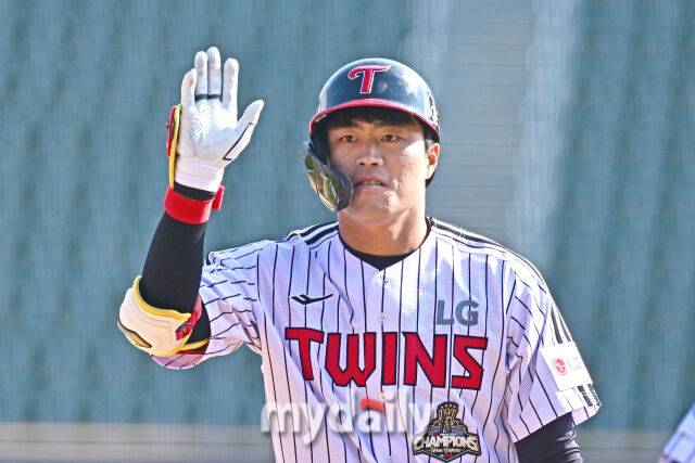 23일 서울 잠실야구장에서 열린 '2026 신한 SOL BANK KBO리그' LG 트윈스와 키움 히어로즈 시범경기.LG 천성호가 7회말 1사 만루에 1타점 적시타를 친 후 기뻐하고 있다./마이데일리