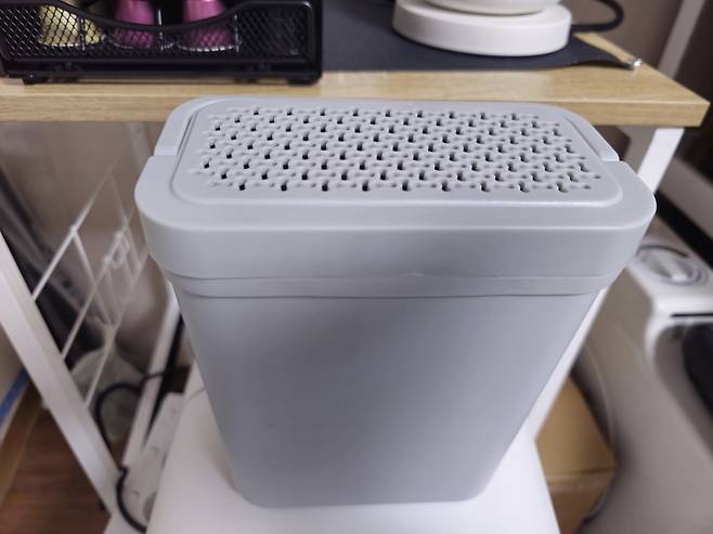 휴롬 음식물처리기 2세대는 업그레이드된 복합 활성탄 필터를 사용한다. 최은지 기자.