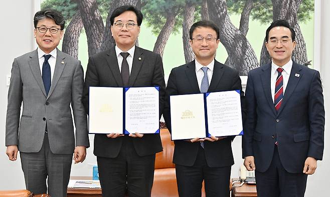 한병도 더불어민주당 원내대표와 송언석 국민의힘 원내대표를 비롯한 참석자들이 10일 서울 여의도 국회에서 2026년도 제1회 추가경정예산안 합의문 서명을 마친 뒤 기념촬영을 하고 있다. 왼쪽부터 진성준 국회 예산결산특별위원회 위원장, 송언석 국민의힘 원내대표, 한병도 더불어민주당 원내대표, 박홍근 기획예산처 장관. 공동취재사진