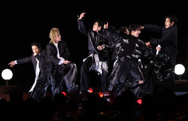 그룹 방탄소년단(BTS)이 지난달 21일 서울 광화문 광장에서 정규 5집 ‘아리랑’(ARIRANG) 발매를 기념해 무료 공연 ‘BTS 컴백 라이브: 아리랑’을 열고 있다. 연합뉴스